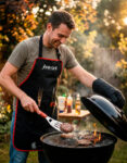 Mandil con Utensilios Parrilleros + Tabla Grillin & Chillin-Foto 1-900x1150PX-IA